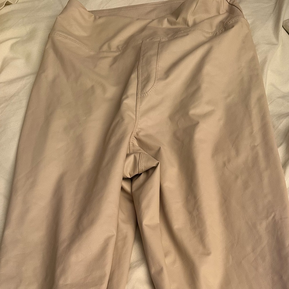 Aerie offline faux leather size S/P
Beige High-Waisted Leggings